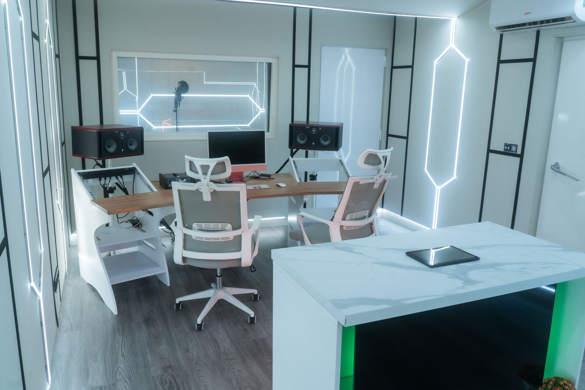 Beneficios de grabar en un estudio profesional Vs. Grabar en casa