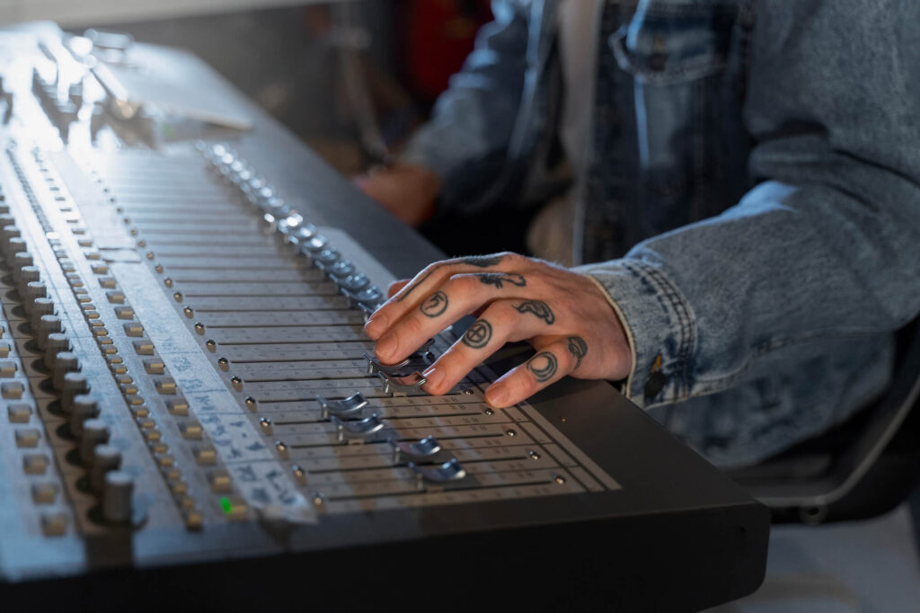 Herramientas esenciales para producir un hit de música urbana