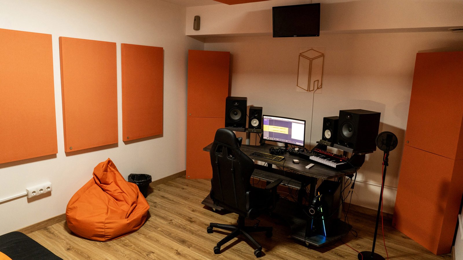 Estudio 2: paneles naranjas y mesa de producción